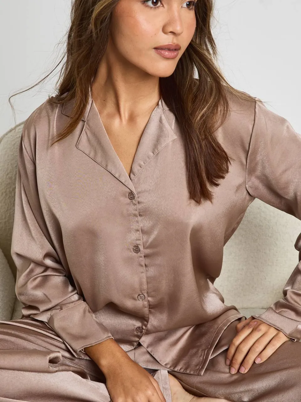 boohoo Dames Oversized satijnen langmouwhemd & broekpyjamaset mokka, foto 3