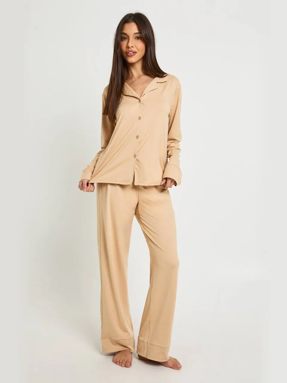 boohoo Dames Soft Touch pyjamaset met overhemd met doorlopende knoppen en broek beige, foto 3
