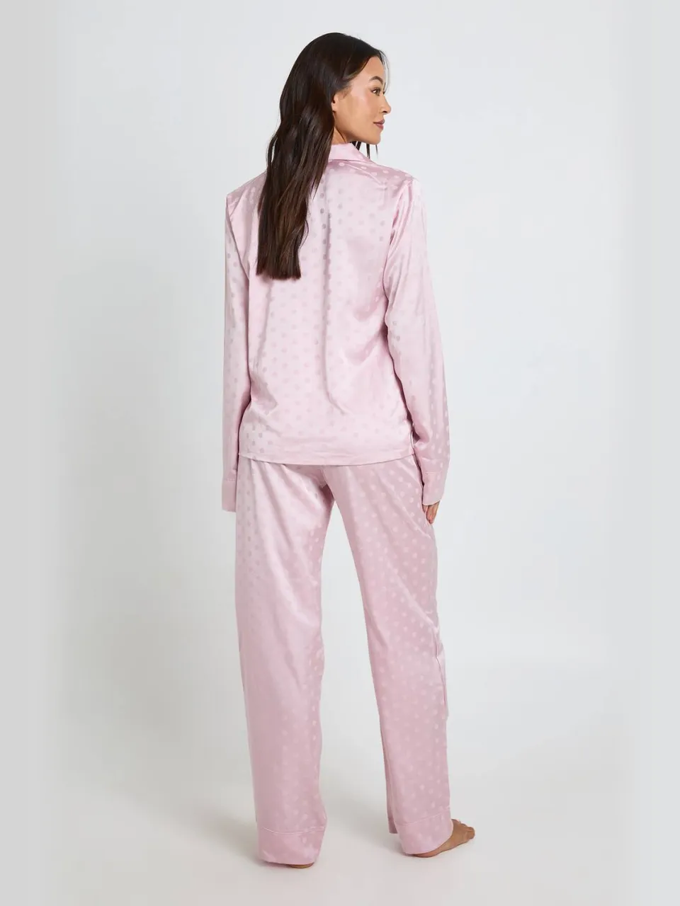 boohoo Dames Lange Pyjama Set Met Jacquard Satijn Polkadot Dessin Lange Mouwen Shirt & Broek lichtroze, foto 2