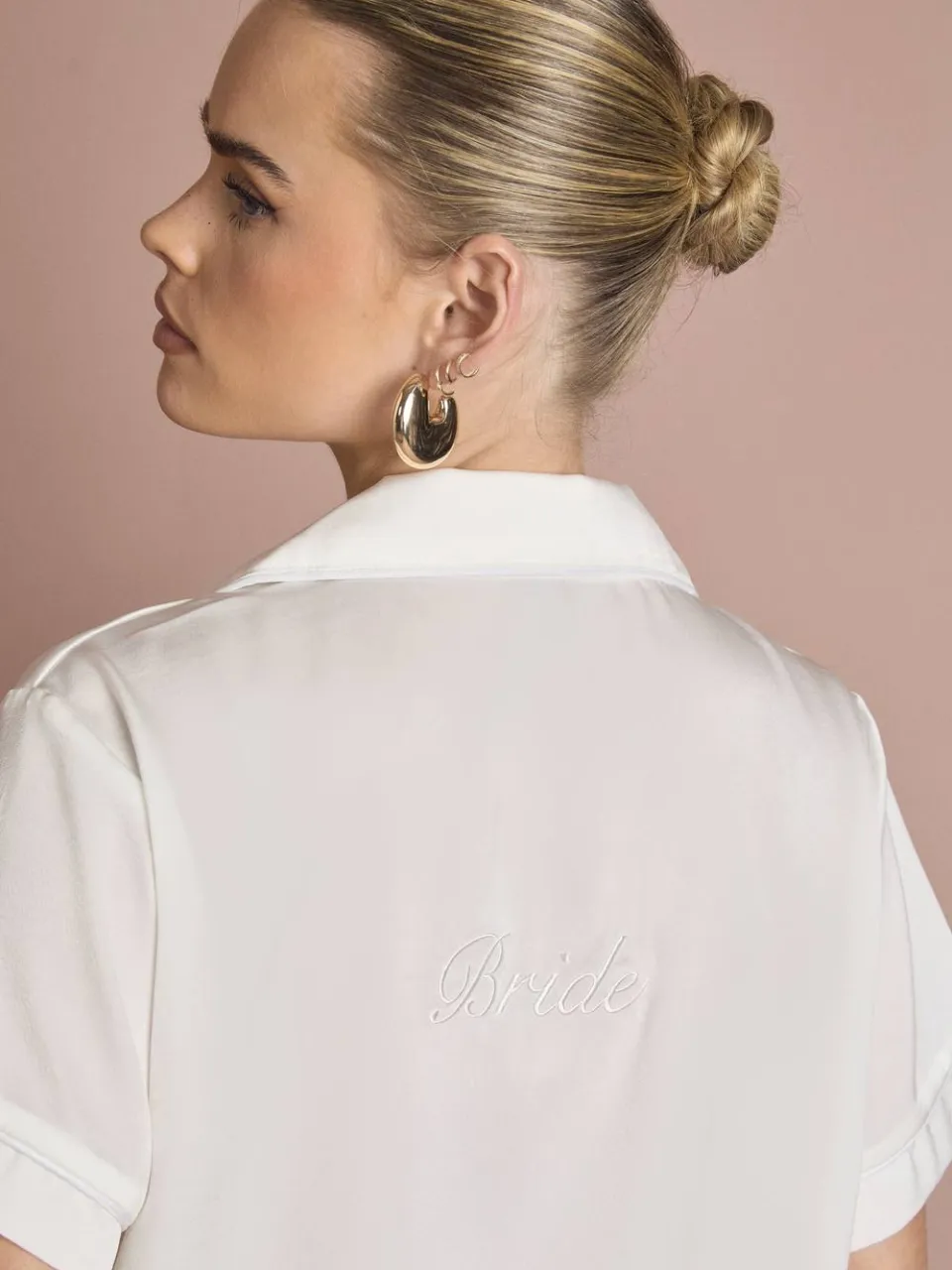 boohoo Dames Bruidspyjama 'Bride' Satijn Geborduurd Korte Mouw Shirt & Broek Set wit, foto 4