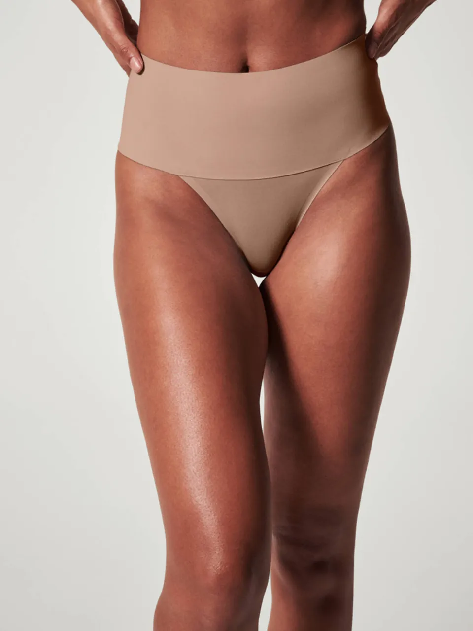 SPANX SPANXsupersmooth™ Undie-tectable seamless licht corrigerende string donkerbeige, foto 5