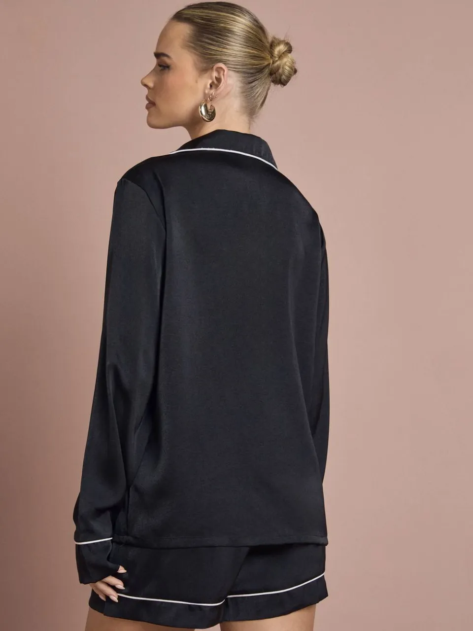 boohoo Dames Satijn Paspel Detail Lange Mouw Shirt & Shorts Pyjama Set zwart, foto 3