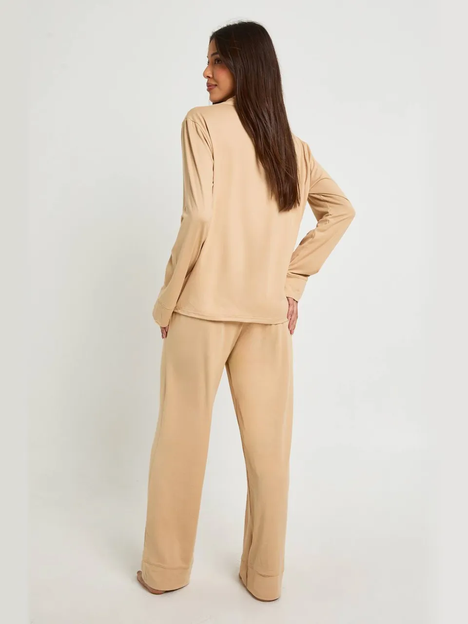 boohoo Dames Soft Touch pyjamaset met overhemd met doorlopende knoppen en broek beige, foto 2